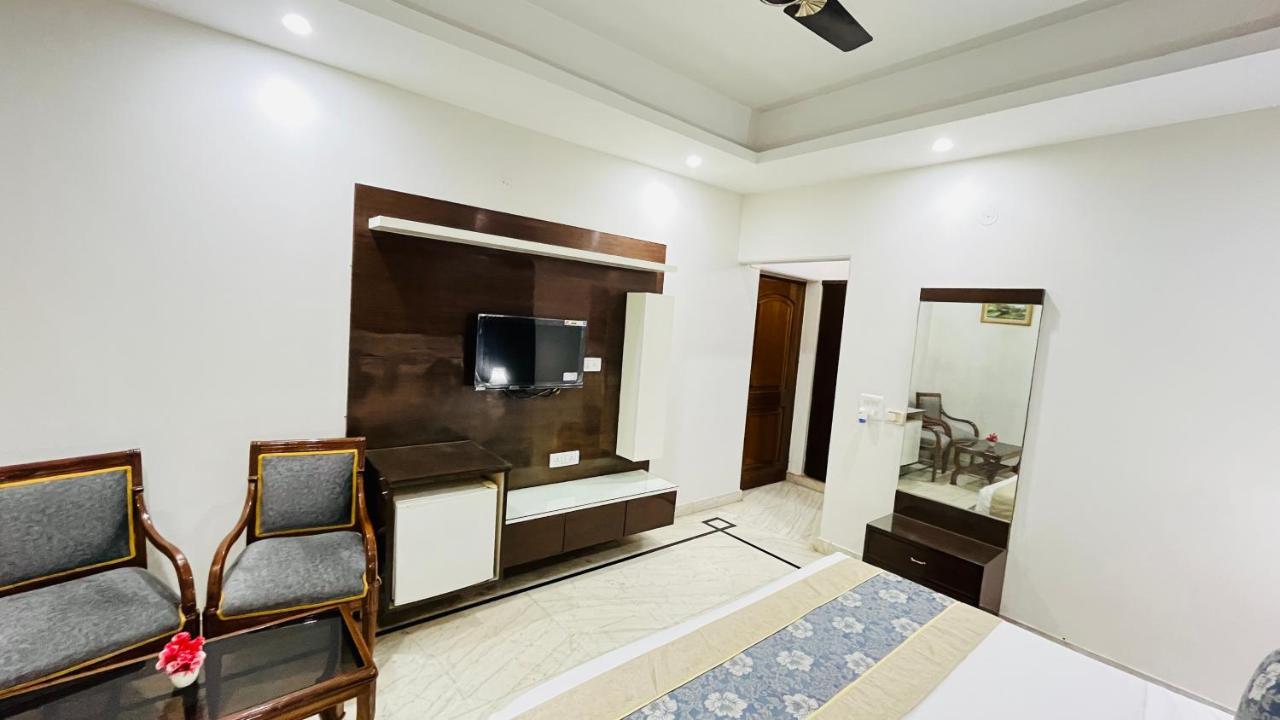 Hotel Starline Sector 28 Гургаон Экстерьер фото