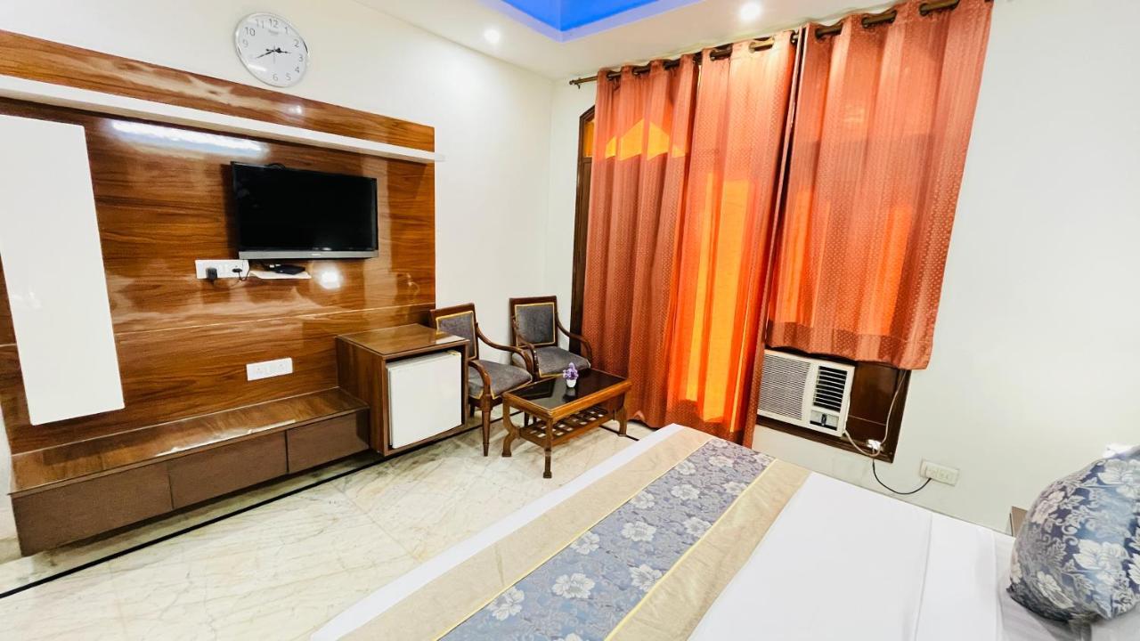 Hotel Starline Sector 28 Гургаон Экстерьер фото